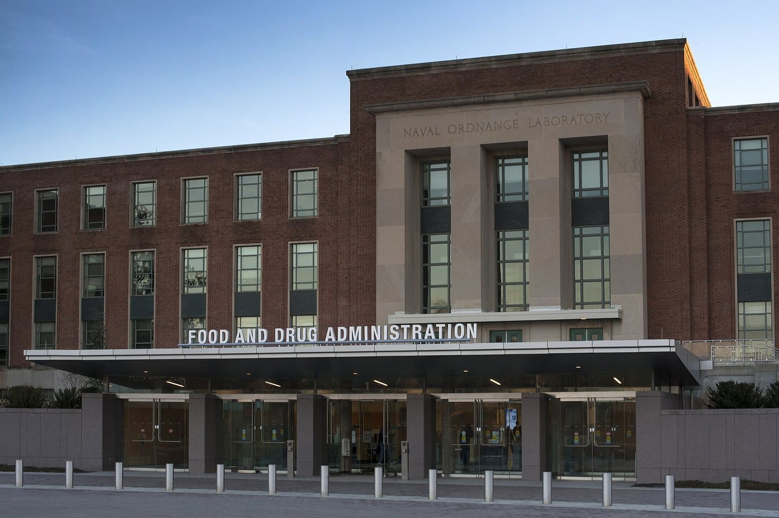 Intrarea principală a clădirii 1 a FDA din Silver Spring, Maryland, cu inscripția Food and Drug Administration
