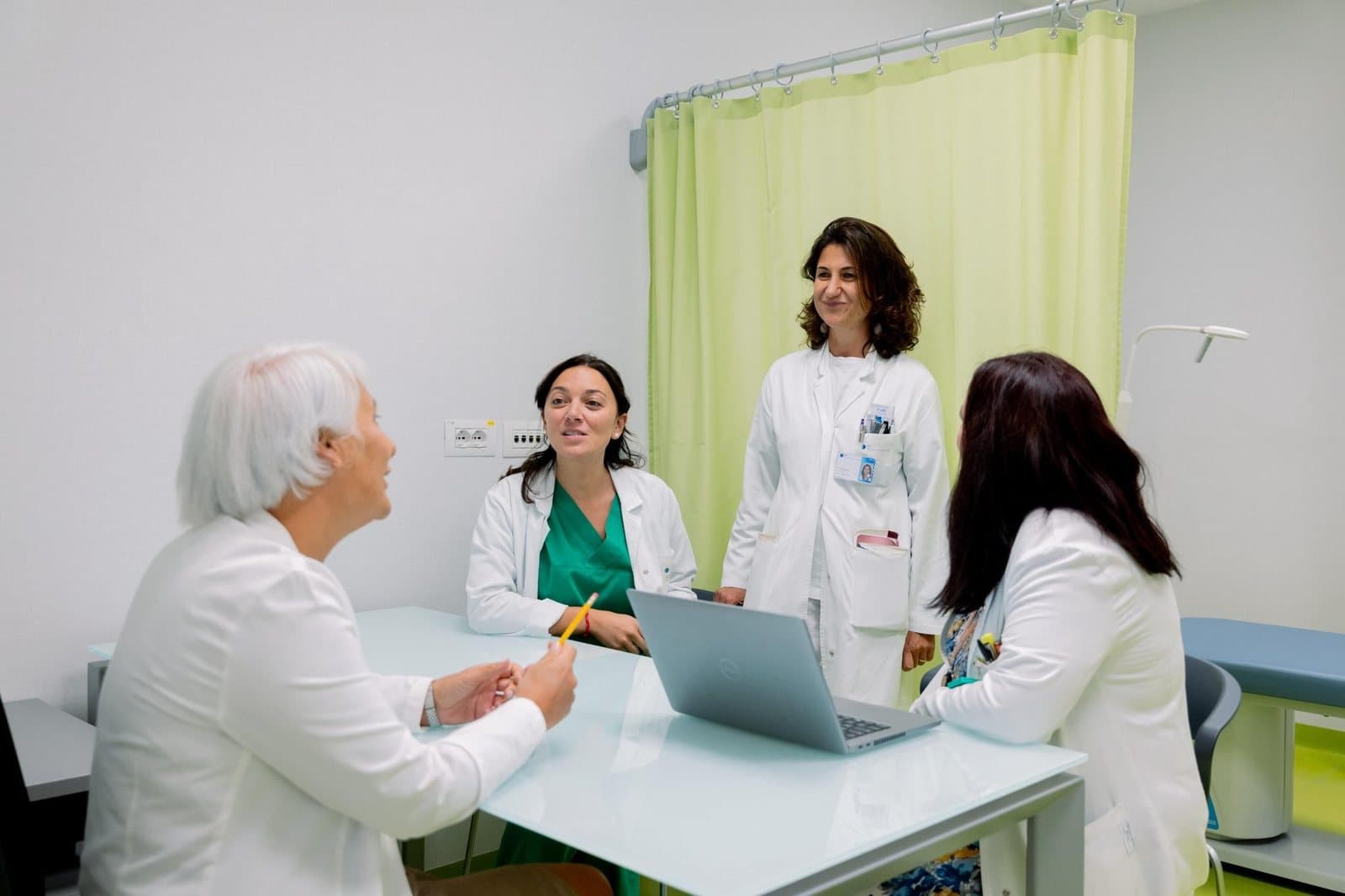 Medici ai Institutului European de Oncologie (IEO) din Milano, în timpul unei discuții de echipă