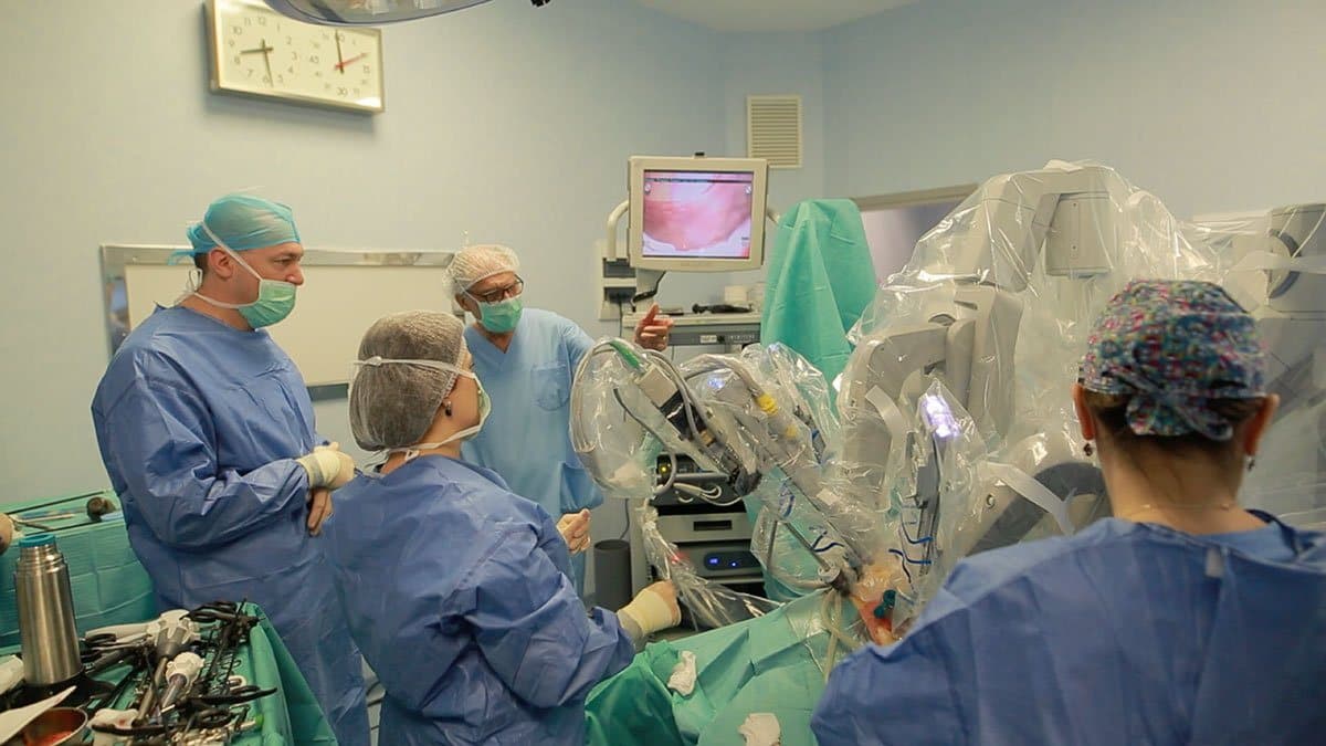 Echipă chirurgicală la Spitalul Monza, în timpul unei intervenții de chirurgie bariatrică asistate robotic (fotografie de arhivă)