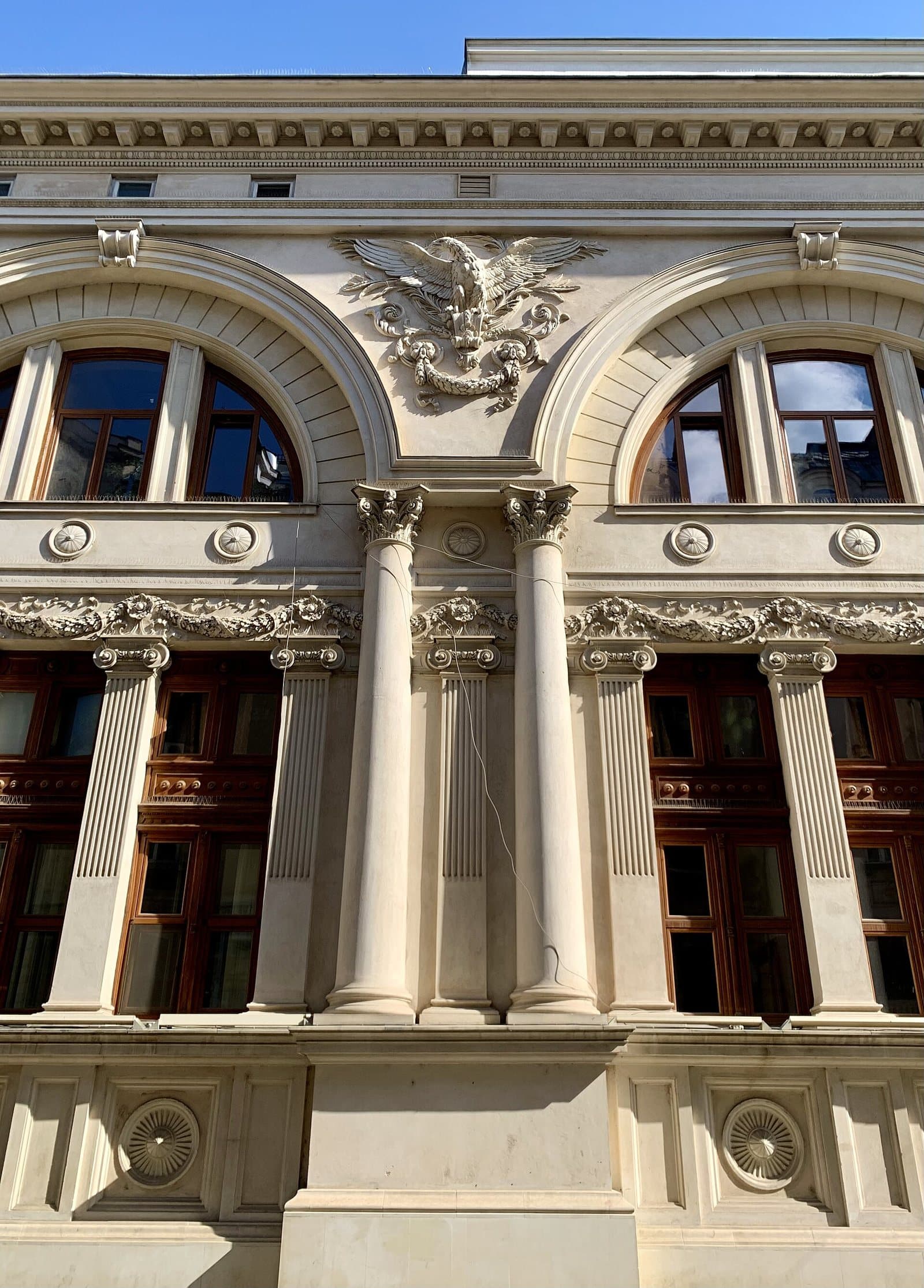 Clădire neoclasică pe strada Benjamin Franklin din București